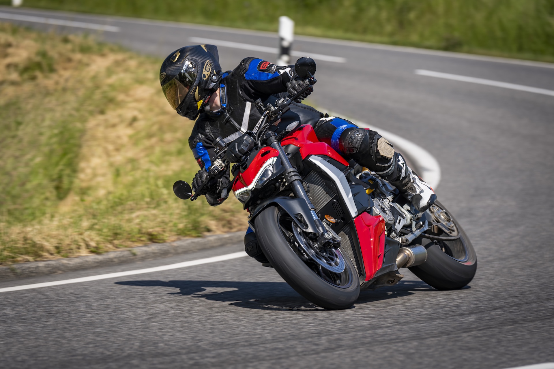 Moselhöhe - Motorradfahrer in einer dynamischen Kurvenlage auf einer Tour durch die kurvenreiche Mosellandschaft