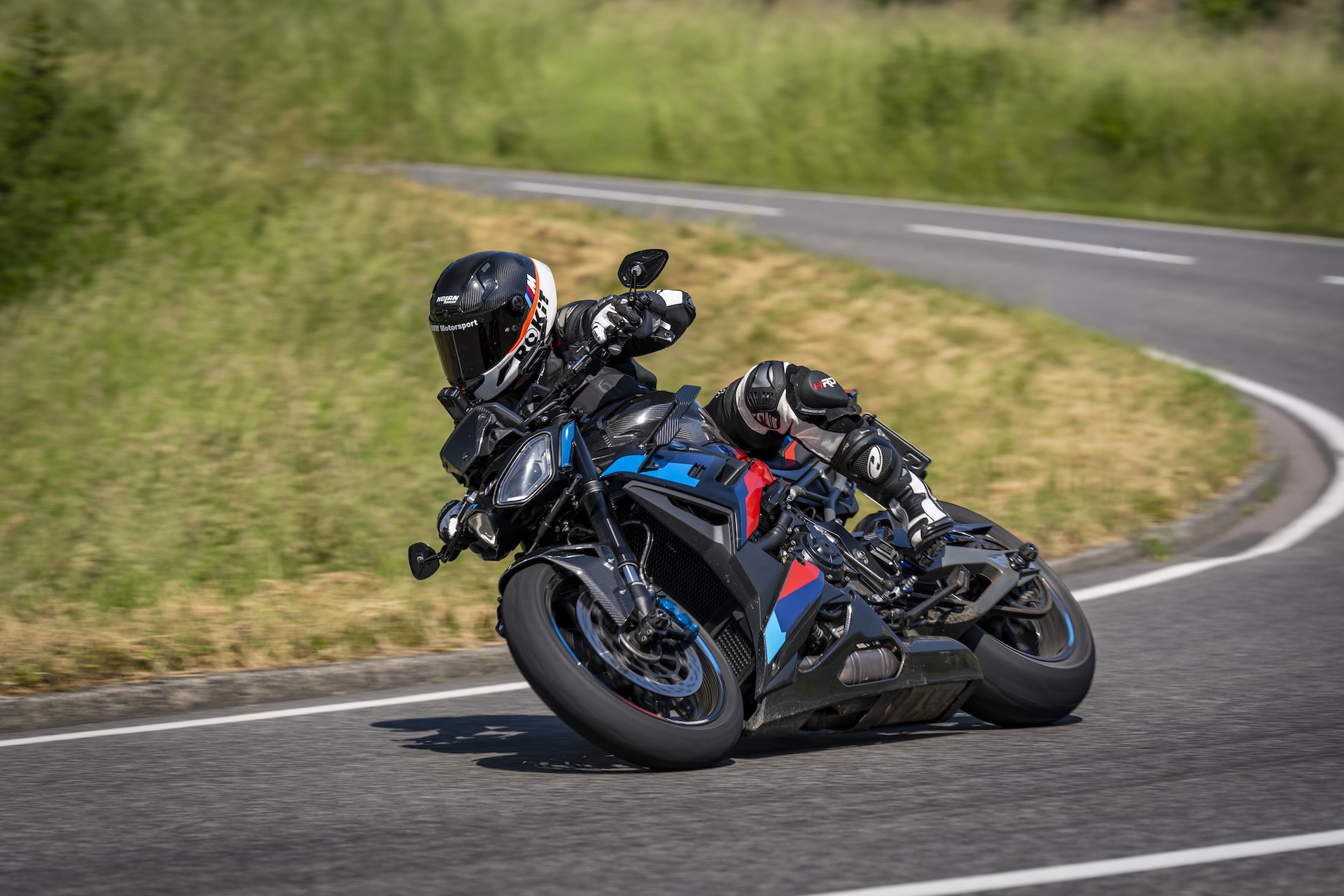 Moselhöhe - Motorradfahrer in sportlicher Kurvenlage auf einer Tour durch die landschaftlich reizvolle Moselregion