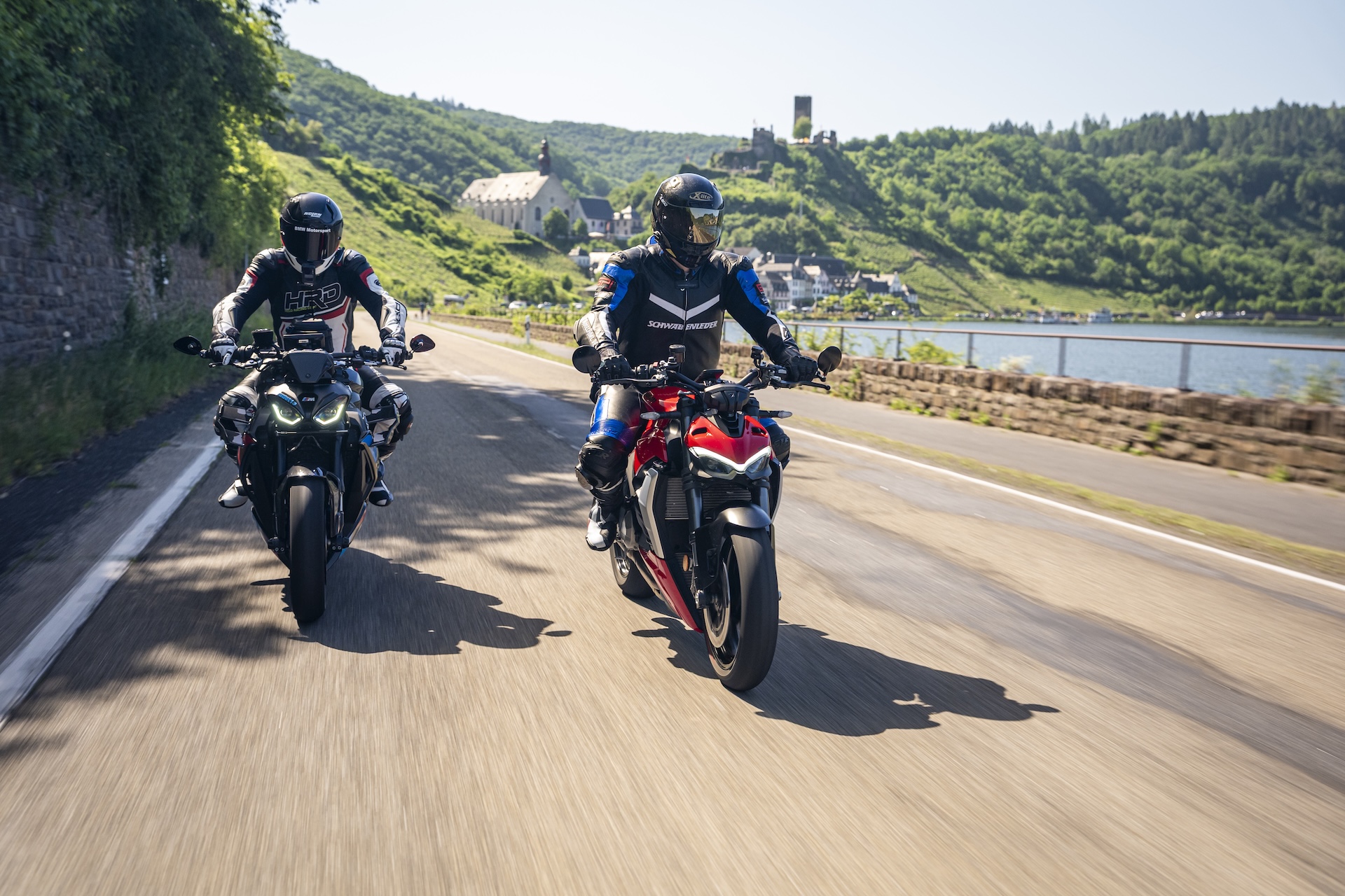 Moselhöhe - Zwei Motorradfahrer auf einer Tour entlang der malerischen Mosel beim Landgasthaus Moselhöhe