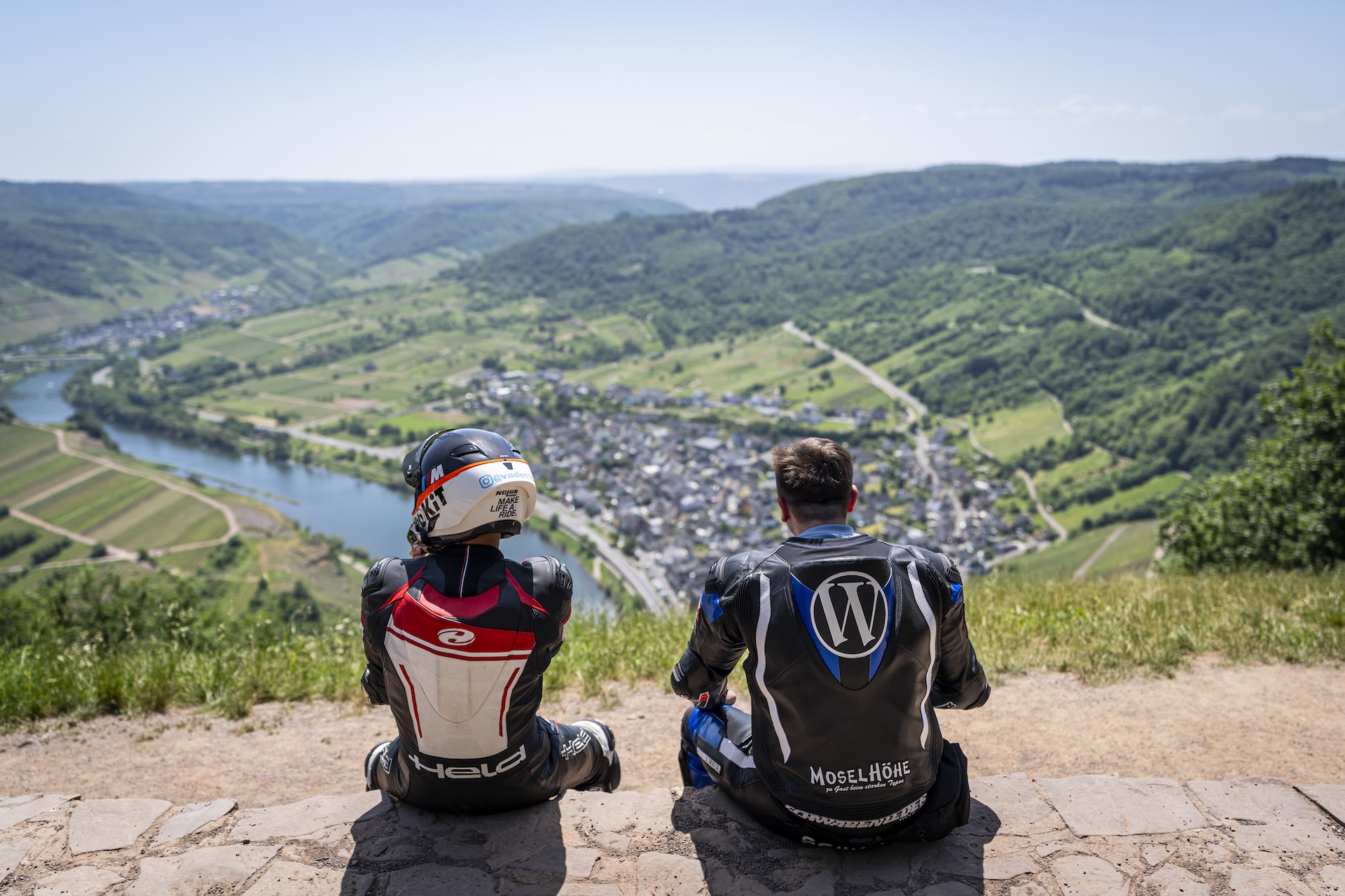 Moselhöhe - Zwei Motorradfahrer genießen den Panoramablick über das Moseltal bei einer Tour zum Landgasthaus Moselhöhe
