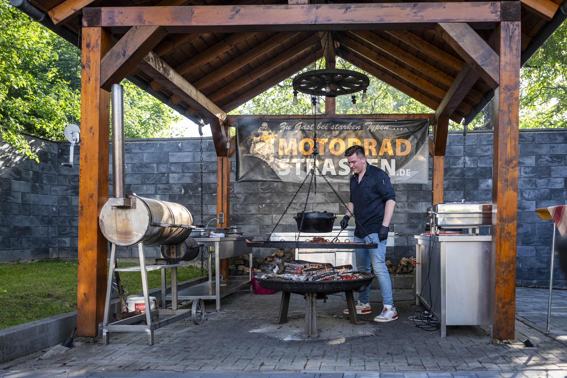 Moselhöhe - Überdachte Außenküche mit Schwenkgrill und Smoker im motorradfreundlichen Landgasthaus Moselhöhe