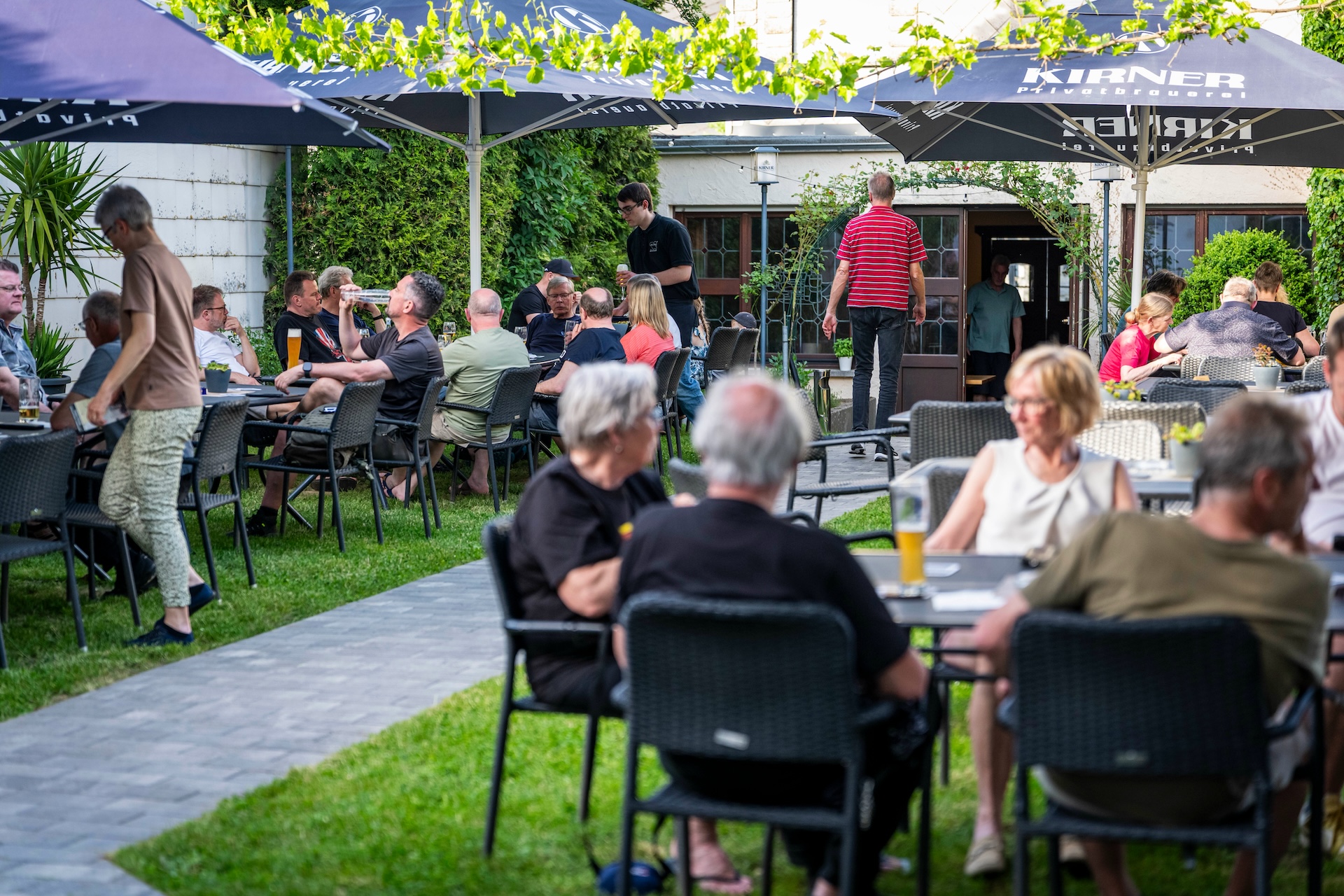 Moselhöhe - Gut besuchter Biergarten mit vielen Gästen an einem sonnigen Tag im Landgasthaus Moselhöhe