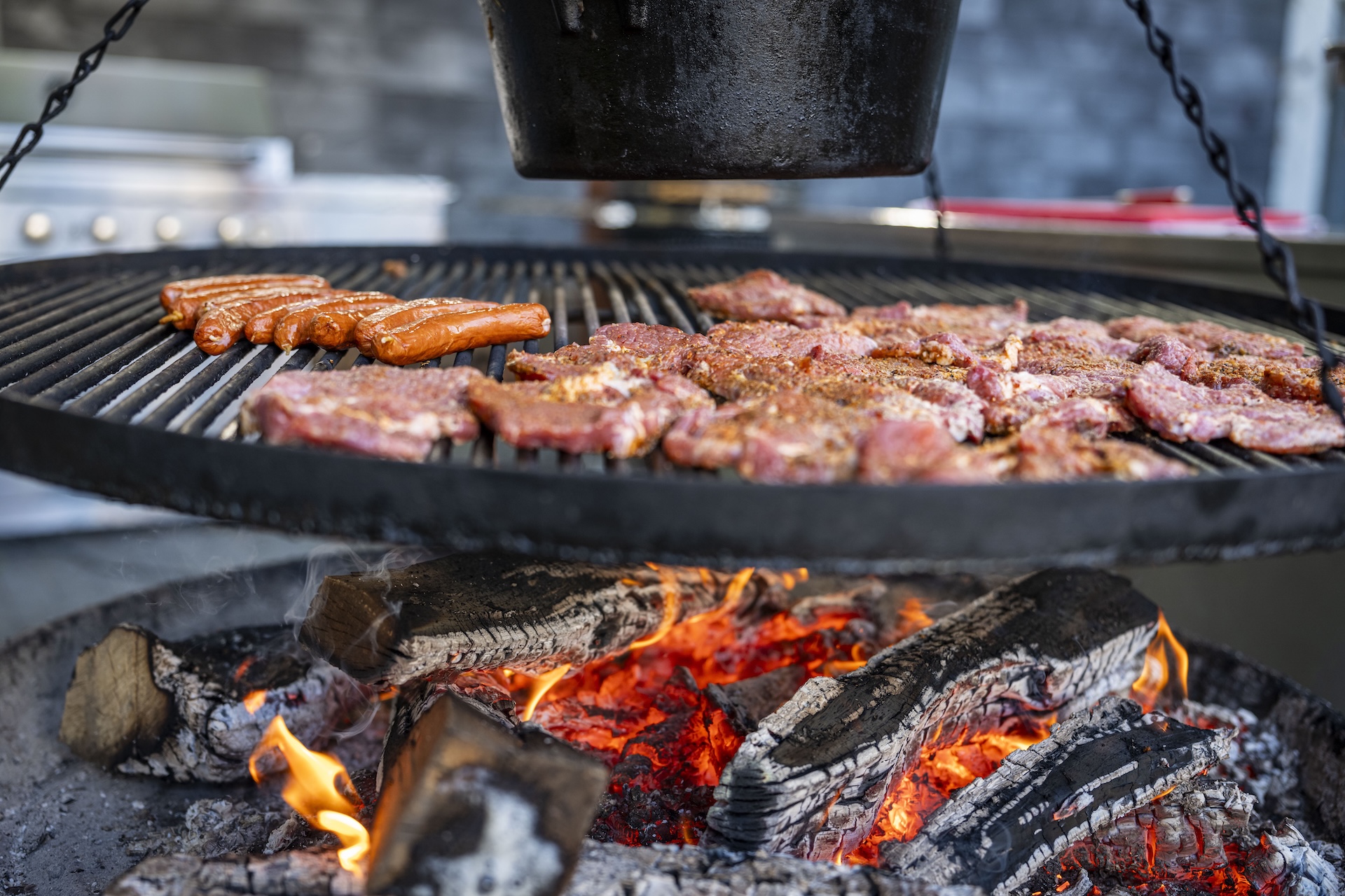 Moselhöhe - Frisches Fleisch und Würstchen auf dem Schwenkgrill über offenem Holzfeuer im Landgasthaus Moselhöhe