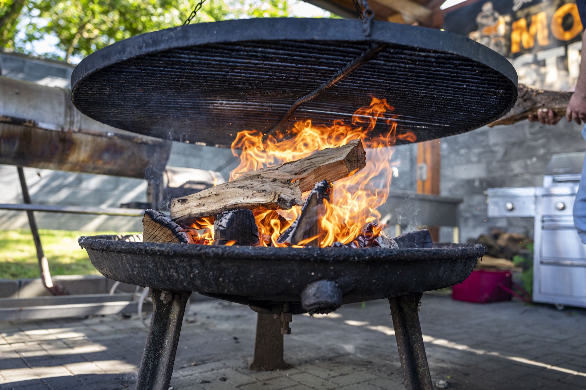 Moselhöhe - Offenes Holzfeuer in einem Schwenkgrill für traditionelles Grillen bei der Moselhöhe