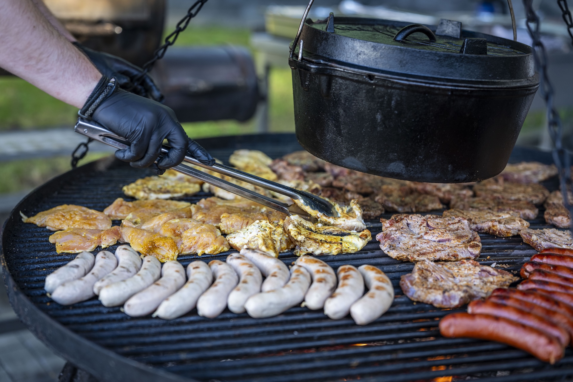Moselhöhe - Reichlich belegter Schwenkgrill mit verschiedenen Würstchen und Steaks beim BBQ im Landgasthaus Moselhöhe