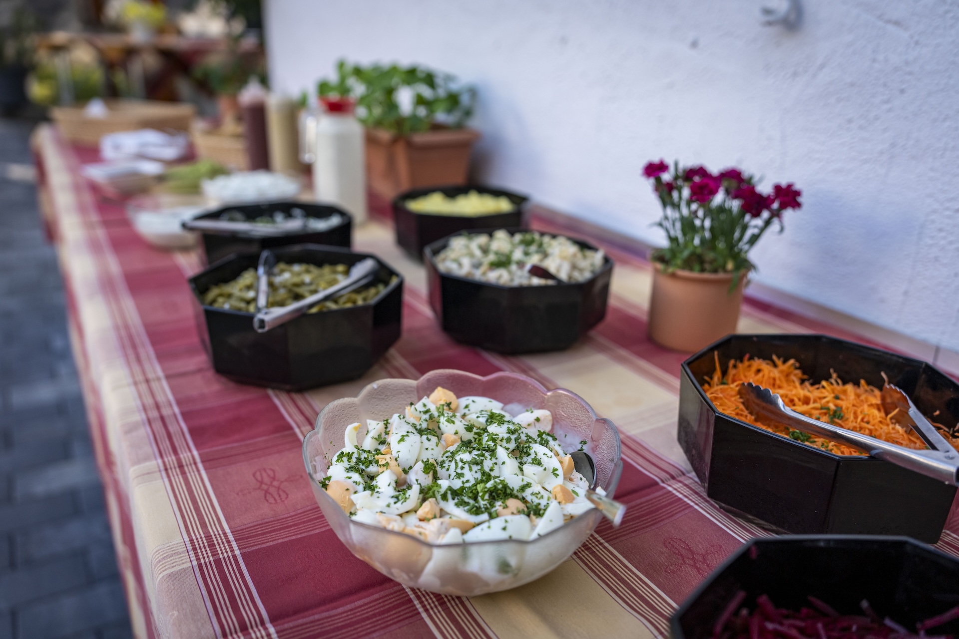 Moselhöhe - Verschiedene hausgemachte Salate auf dem Buffet im Außenbereich des Landgasthauses Moselhöhe