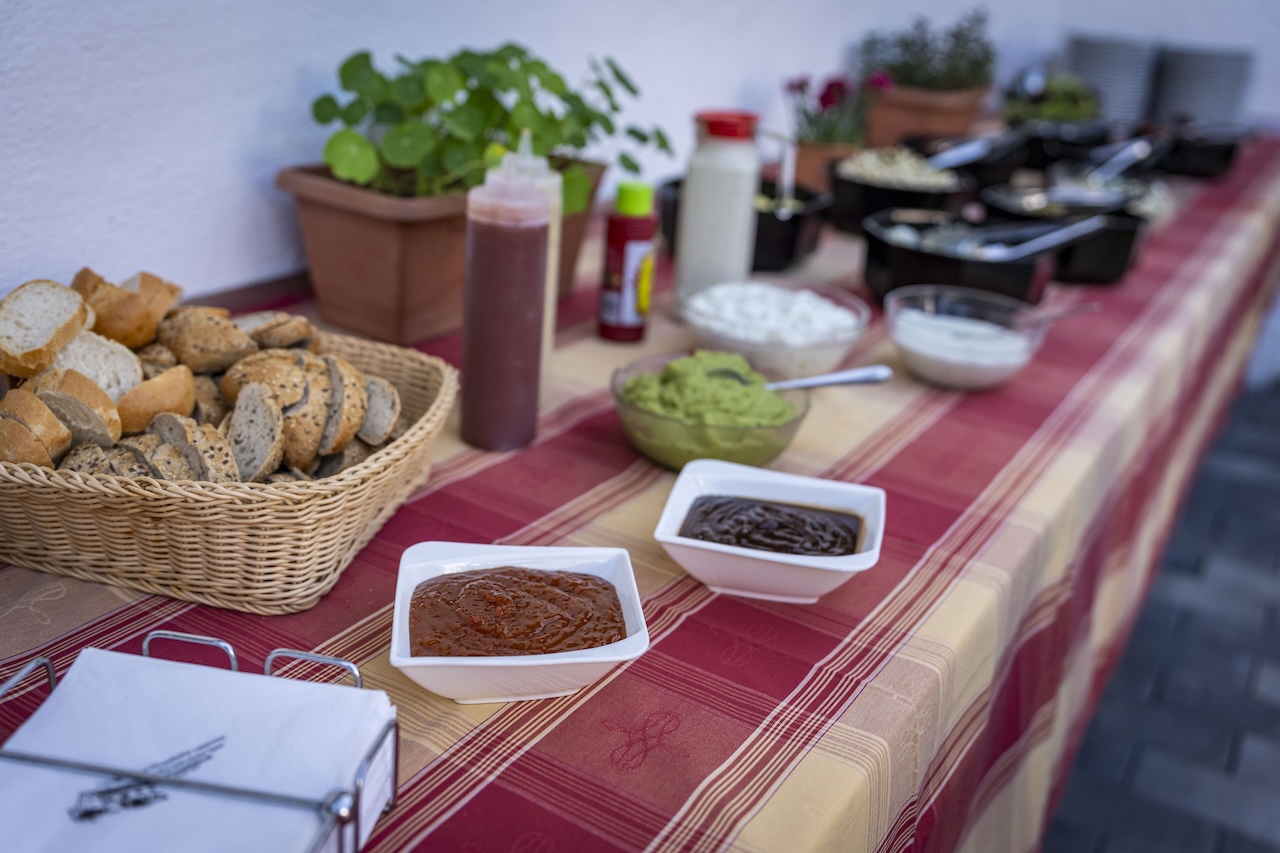 Moselhöhe - Buffet mit frischem Brot, Saucen und Dips für das BBQ im Landgasthaus Moselhöhe