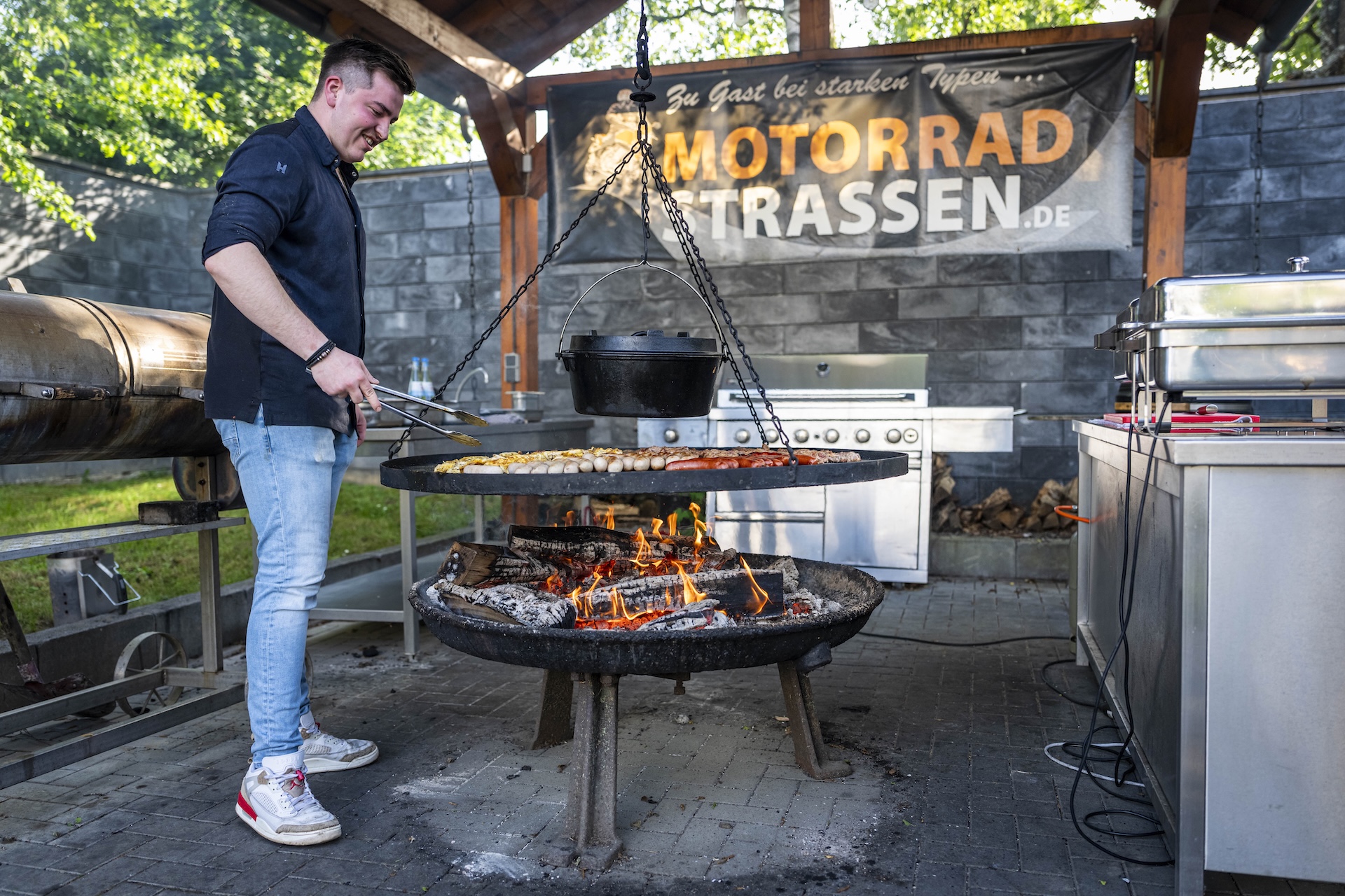 Moselhöhe - BBQ an der offenen Feuerstelle in der Motorrad-freundlichen Außenküche der Moselhöhe