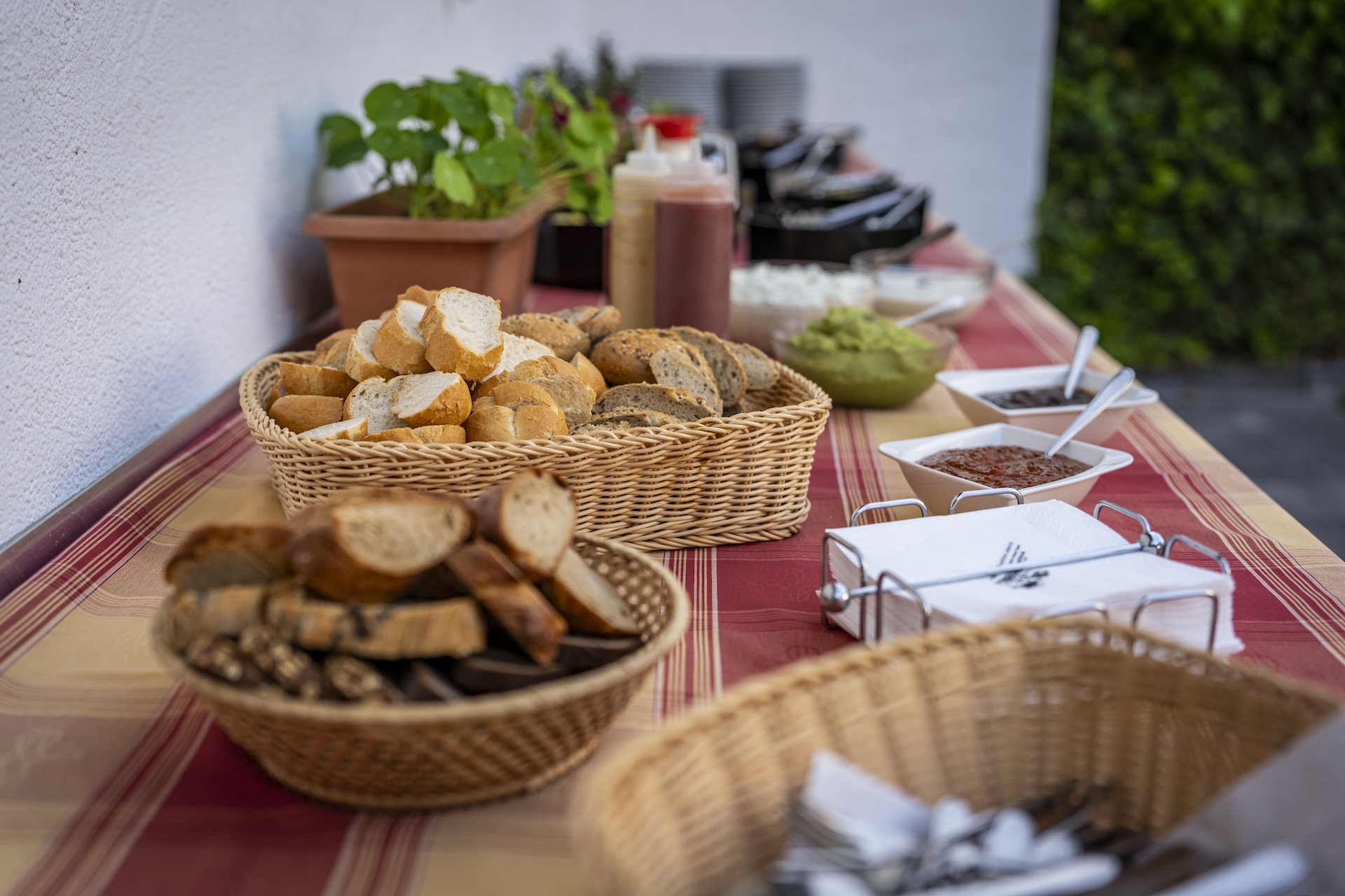 Moselhöhe - Frisches Brot und verschiedene Dips auf dem Beilagenbuffet im Landgasthaus Moselhöhe