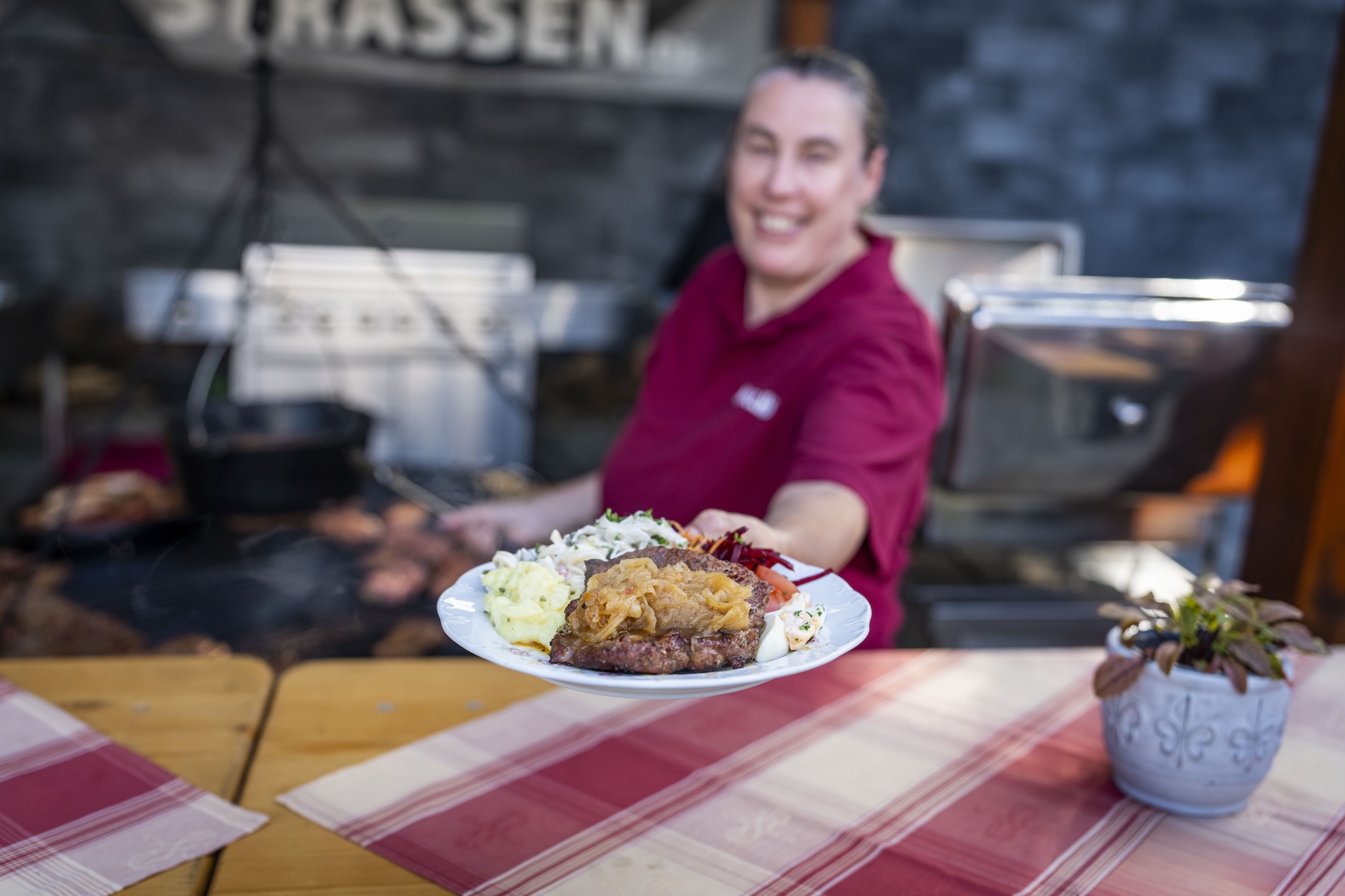 Moselhöhe - Reichhaltiger Grillteller mit Fleisch, Zwiebeln und frischen Salaten im Landgasthaus Moselhöhe