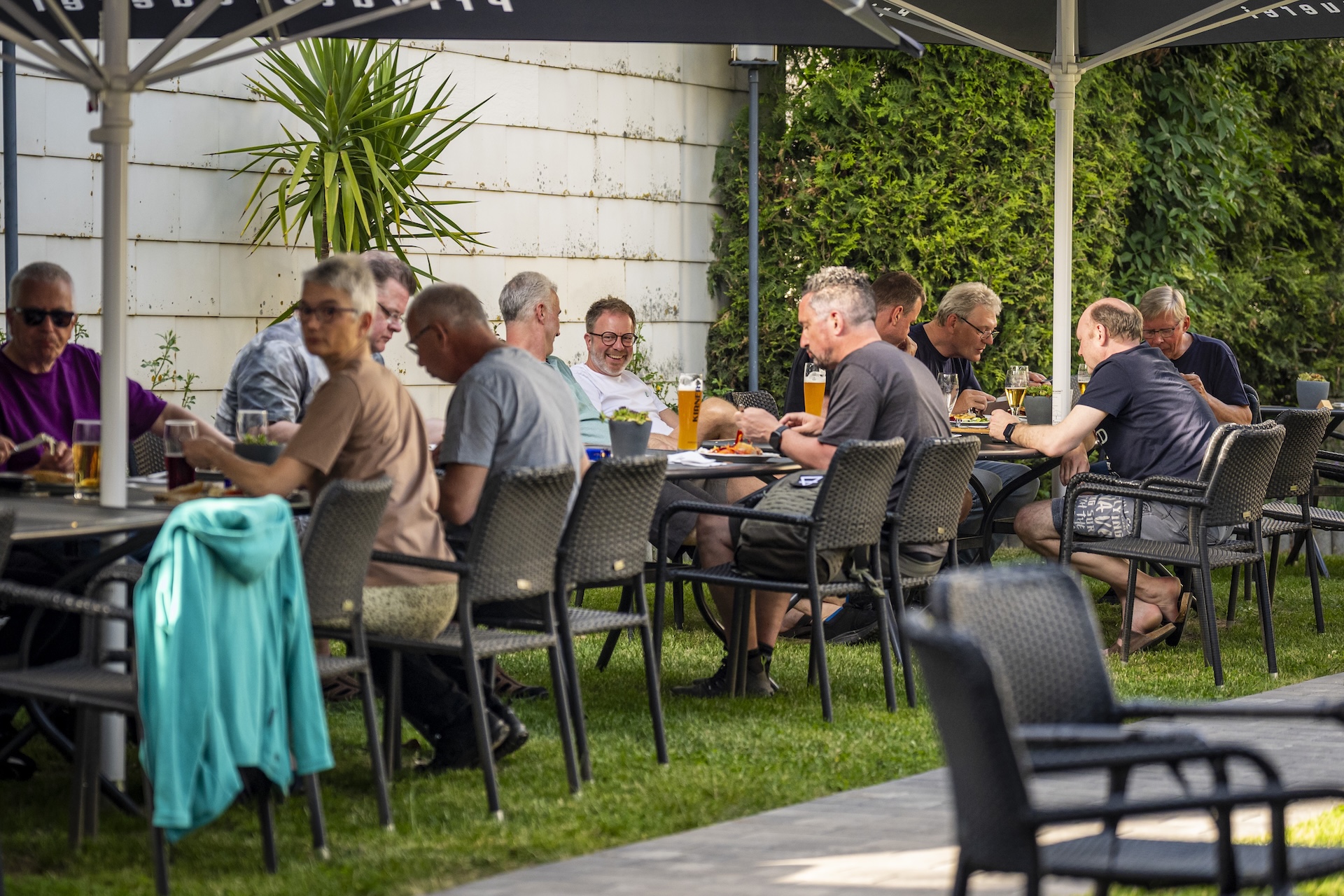 Moselhöhe - Gesellige Runde beim BBQ auf der Terrasse im Landgasthaus Moselhöhe