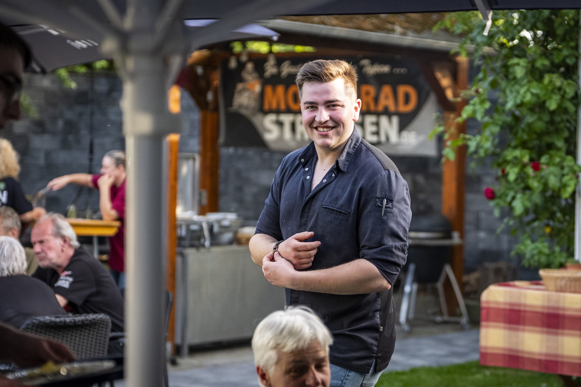 Moselhöhe - Lächelnder Koch im belebten Biergarten beim BBQ des Landgasthauses Moselhöhe