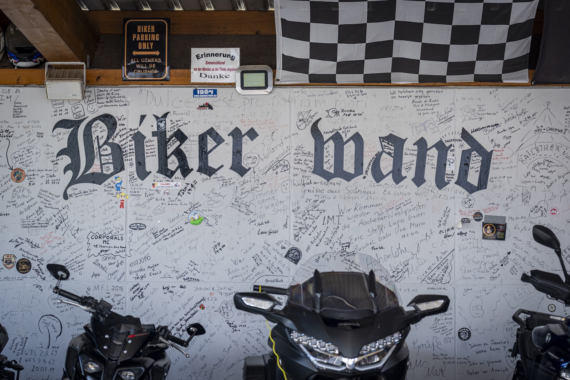 Moselhöhe - Die legendäre "Biker Wand" im Landgasthaus Moselhöhe mit zahlreichen Unterschriften und Grüßen von Gästen