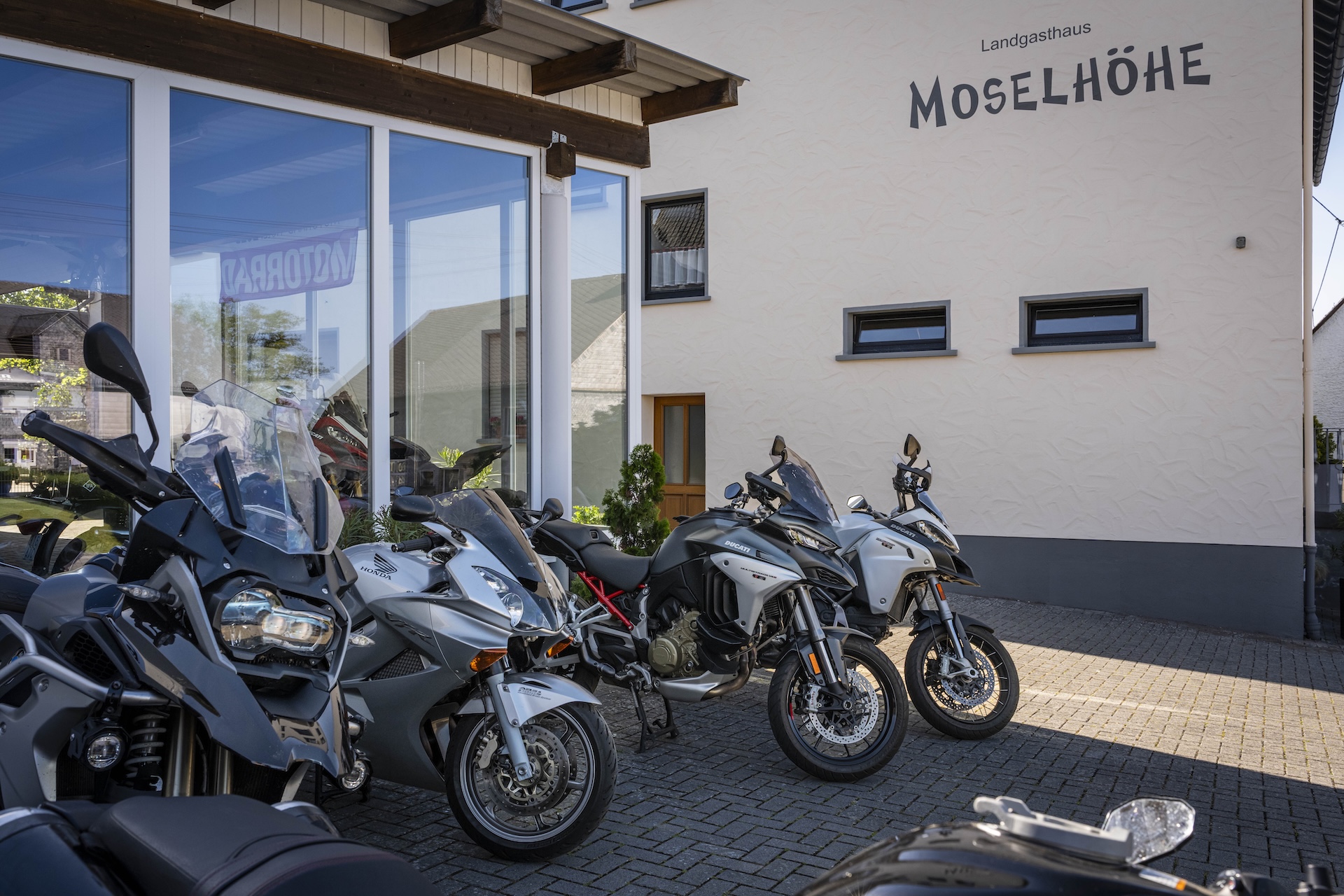 Moselhöhe - Geparkte Motorräder vor dem Biker-freundlichen Landgasthaus Moselhöhe