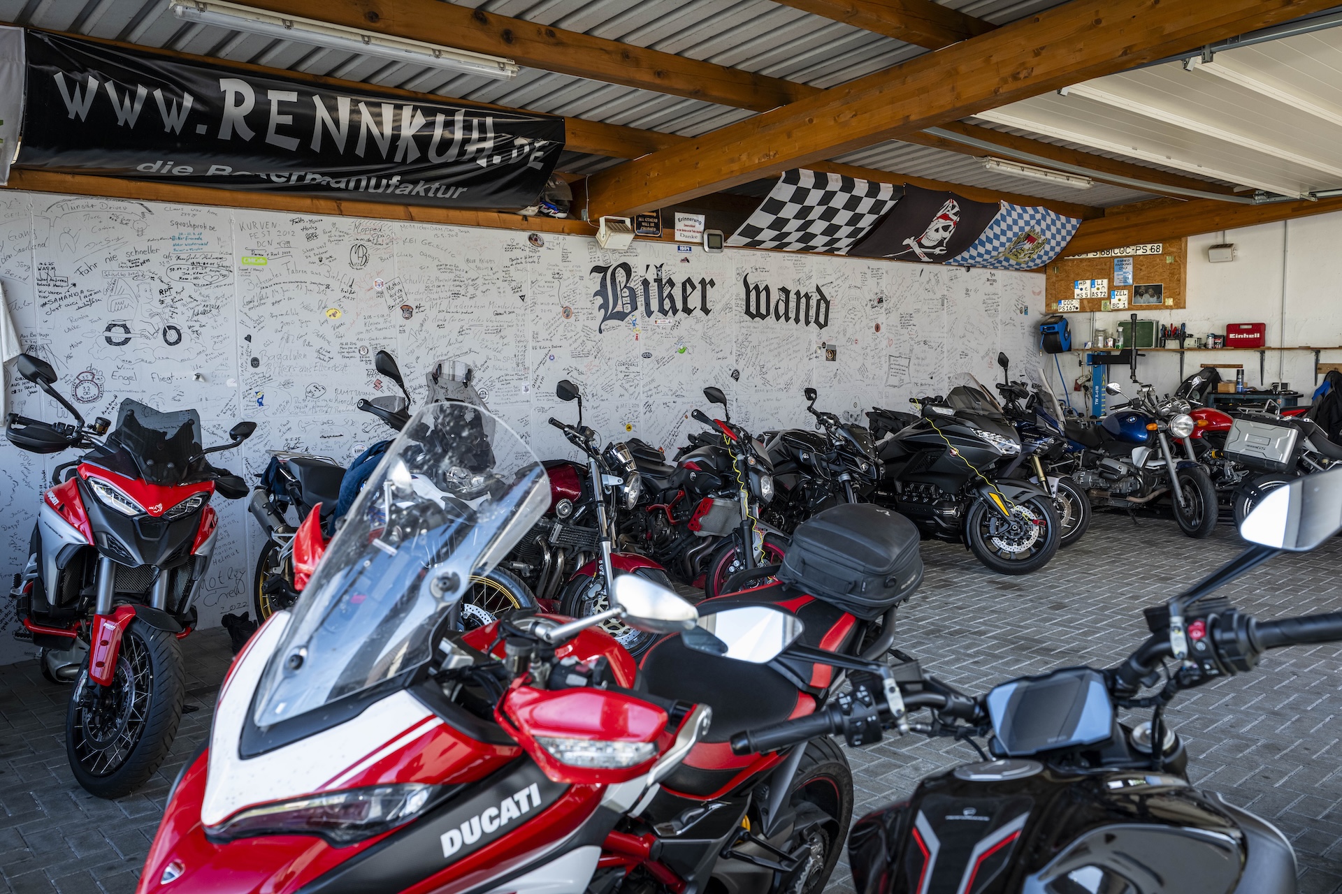 Moselhöhe - Sichere und überdachte Unterstellmöglichkeit für Gäste-Motorräder im Landgasthaus Moselhöhe