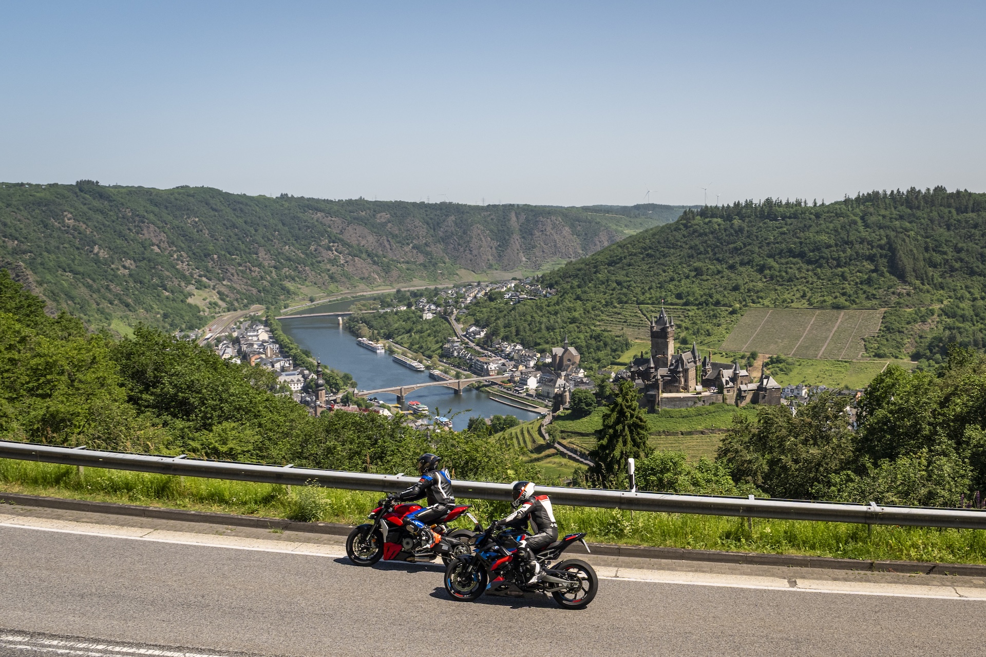Moselhöhe - Biker genießen die kurvenreiche Strecke mit Aussicht auf die Mosel und Cochem bei einer Tour zum Landgasthaus Moselhöhe