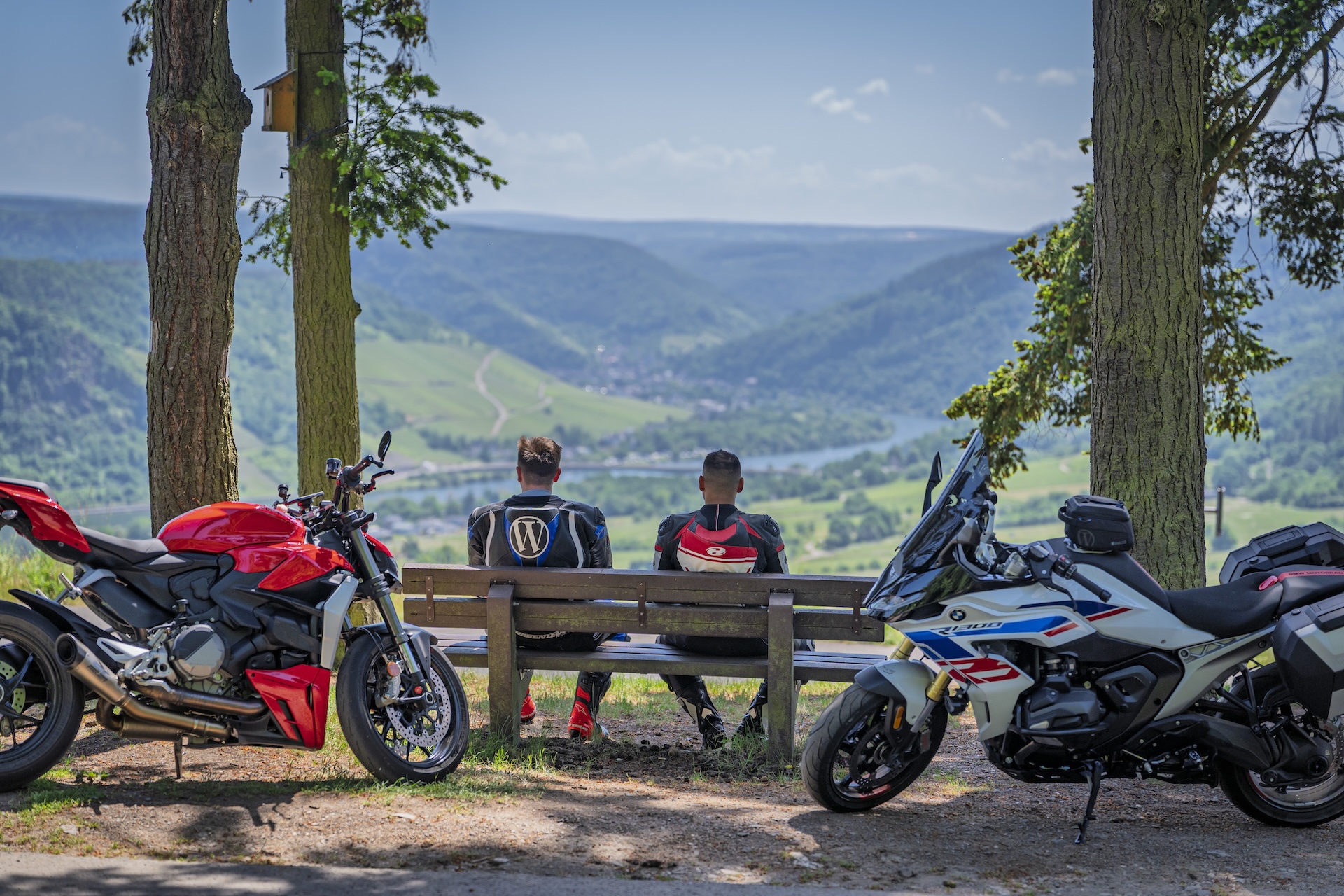Moselhöhe - Zwei Motorradfahrer genießen den Panoramablick über das Moseltal bei einer Tour zum Landgasthaus Moselhöhe
