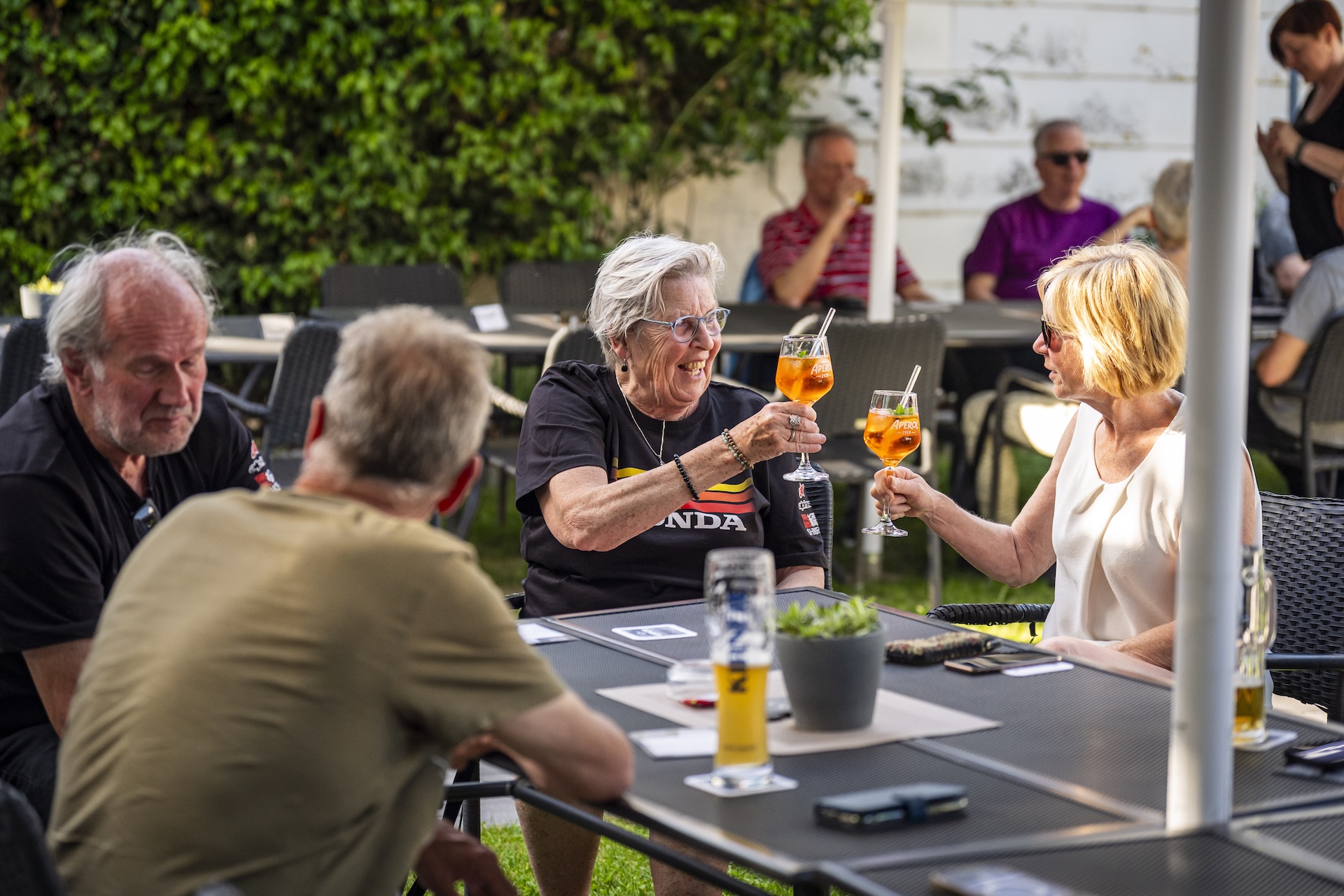 Moselhöhe - Gesellige Runde beim BBQ auf der Terrasse im Landgasthaus Moselhöhe